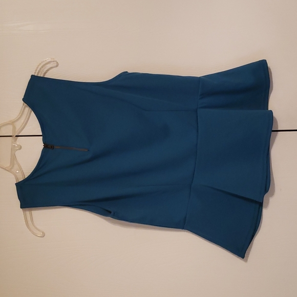 Medium sized teal top - Picture 2 of 3